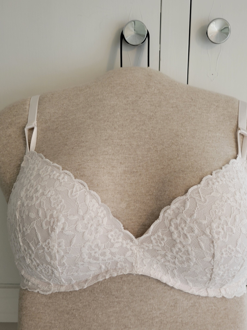 Victoria's Secret Lace Wireless Bra in Light Cream